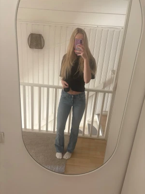 Ljusblå bootcut jeans från Gina Tricot - Säljer ett par ljusblå bootcut jeans från Gina Tricot. Jeansen har klassisk femficksdesign, normalhög midja och är tillverkade i denim. Perfekta för en avslappnad och trendig look. Det är storlek 38 men passar folk som har 36 pga att dom är små i storlek