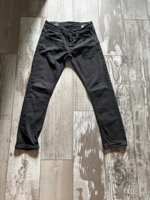 dondup jeans svarta - Tvär feta svarta jeans från dondup i en nyare modell, de är i storlek W30 och är i väldigt bra skick. Skriv gärna vida funderingar, kan gå ner i pris vid snabb affär! Nypris~3600kr sjävklart äkta✅