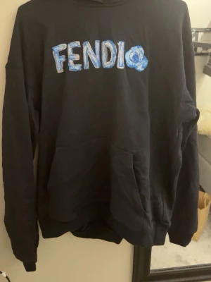 Fendi tröja - En skön Fendi hoodie som knappt är använd 