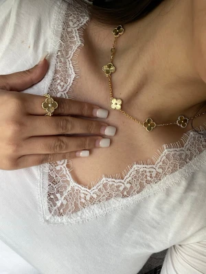 Guldpläterad halsband topp kvalitet - Snyggt halsband, hypoallergenik vattentålig men rekommenderas att inte kontakta med vatten för att ha skönheten och lystrer så länge som möjligt. Ringen säljs separat.