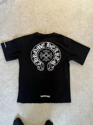 Chrome Hearts T-shirt - En riktigt fet chrome hearts t shirt i storlek S. Riktigt bra kvalitet med tjockt och tungt tyg. OBS DENNA VARA ÄR EN K0P1A! 