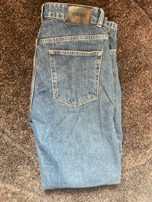 Blåa jeans från Grunt - Säljer ett par klassiska blå jeans från Grunt med rak passform och femficksdesign. Jeansen har en tydlig bakficka och är tillverkade i slitstark denim. Jeansen har inga tecken på användning och ser ut som nya.                                                              Hör gärna av er vid frågor eller funderingar!    Mvh Melker 