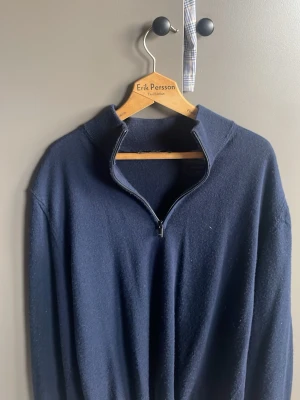Mörkblå merinoulltröja med zip - Säljer en mörkblå merinoull stickad tröja från MNG. Är knappt använd. Perfekt för lager-på-lager och snygg att matcha med jeans eller chinos.                                                                      Hör gärna av er vid frågor eller funderingar!    Mvh Melker 