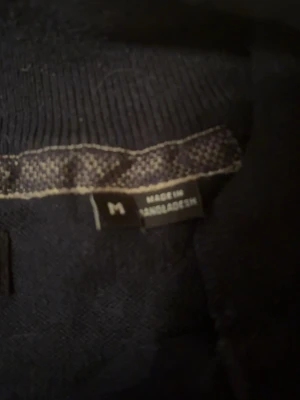 Svart hoodie med dragkedja Jack & Jones - Säljer en mörkblå halvzip från Jack & Jones i storlek M. Halvzipen har dragkedja framtill och är tillverkad i ett mjukt material. Perfekt för dig som gillar en enkel och stilren look. Nypris 499kr  