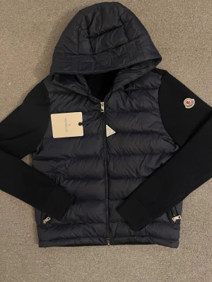 Mörkblå pufferjacka från Moncler - Rkitgt fin cardigan. Helt ny, kan gå ner i pris vid snabb äffar, kan frakta samma dag den köps🤝🏽