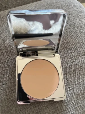 Caia sift focus puder Translucent  - Helt oanvänd kostar 395kr på hemsidan 