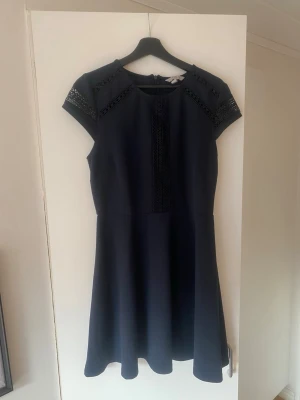 Marinblå klänning  - Snygg marinblå klänning från H&M i storlek M. Bara använd ett fåtal gånger så väldigt fint skick.