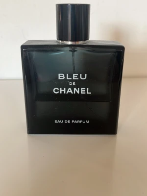 Bleu De Chanel EDP - Säljer denna Bleu de Chanel edp parfym då jag endast använder en av mina parfymer. 100 ml flaska. Ca 35-40 ml kvar. Inget fel på flaskan. Nypris 50 ml är 1400 kr.  Fler parfymer finns i min profil! 