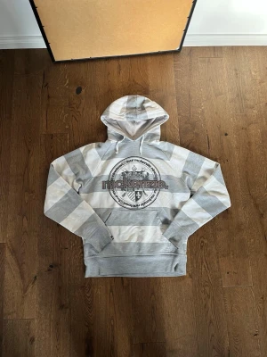Mckenzie hoodie - 🏷️ Brand: Mckenzie 📐 Size: S 🎨 Color: Grey, White 🧵 Material: 75% cotton, 25% polyester  👕 Fit: Regular 📏 Length: Regular ⭐ Condition: Slight signs of wear (slide 6 and 7) ⚠️ Defects: None