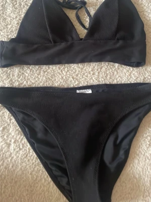 Svart bikini - En vanlig svart bikini från Firefly i storlek 158/164