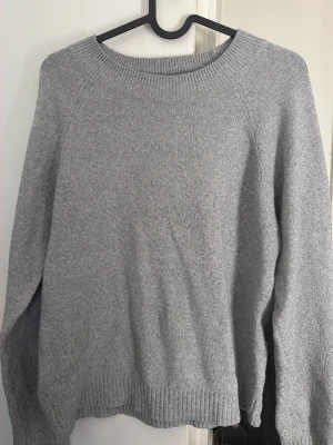 Grå stickad tröja från Vero Moda - Lite noppring 