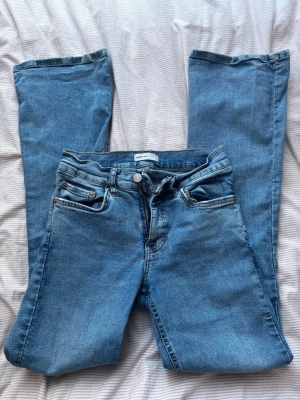 Utsvänga jeans från Gina - Blåa utsvängda jeans från Gina tricot. Säljer då de inte kommer till användning💓