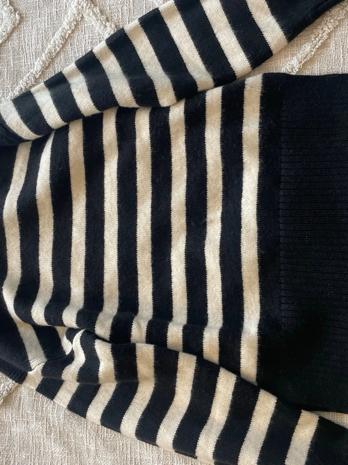 Svart och beige randig stickad tröja