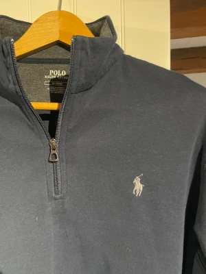 Sweatshirt från Polo Ralph Lauren - Sportig quarter zip från Polo i toppskick. Den är i storlek M och gjord av viscos och bomull, perfekt som loungewear, gym, golf och även casualwear såklart. Säljer pga rensning. Inga skador eller tecken på användning alls.