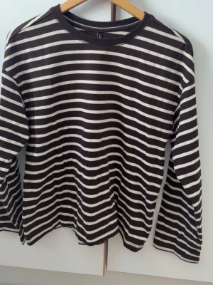 Randig tröja  - Fin brun/vit randig tröja från nelly! Skriv vid eventuella frågor!🩷M men passar även S 