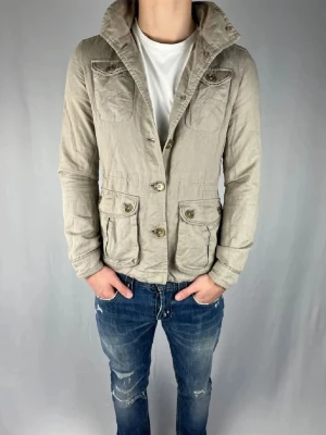 Woolrich - En beige woolrich jacka storlek S, bra skick skulle säga passar nån som e 175-180, 65-70kg