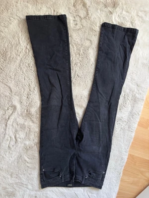 Svarta jeans från Only - Säljer ett par svarta jeans från Only med bootcout