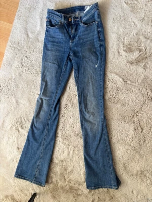 Blå bootcut jeans mid wasit  - Blå bootcut jeans mid wasit. Inte min stil längre