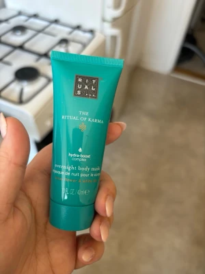 Rituals The Ritual of Karma body mask - Overnight body mask från Rituals, The Ritual of Karma. Innehåller hydra-boost complex med lotusblomma och vitt te. Kommer i en turkos tub på 40 ml, perfekt för återfuktning under natten.