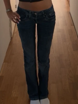 Mörkblå lågmidjade bootcut jeans från LTB - Säljer ett par mörkblå bootcut jeans med lågmidja från LTB, modell Valerié. De är i storlek W24 och L32 och i mycket bra skick.