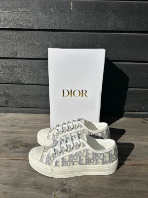 Dior Skor Dam - Säljer dessa oehört snygga dior skor i nyskick, aldrig använda, allg og medföljer, priset kan diskuteras vid snabb affär så kom gärna med bud! 