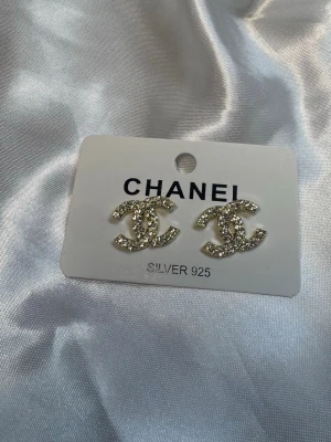 Guld CC Örhängen  - Jättefina trendiga örhängen helt nya från förpackningen! Material i Sterling silver 925 rostfria ✨ Skickas inslaget i en liten presentpåse 🎁 Erbjuder snabb leverans postar inom 24 timmar