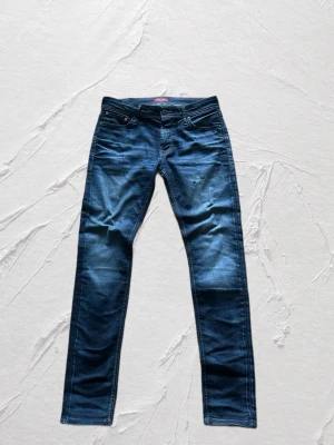 Vintage jeans från Jack & jones  - Feta jeans från Jack and Jones med sköna slitningar , sjuk fade och bra urtvättning 