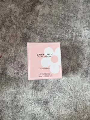 Daisy Love Marc Jacobs Parfym - Oöppnad Daisy Love eau so sweet EdT parfym från Marc Jacobs. Aldrig använd och aldrig öppnad