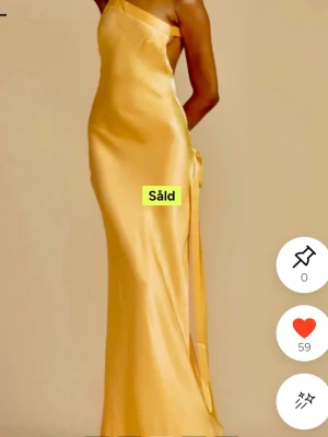Gul balklänning - En superfin gul klänning som passar perfekt som en balklänning. Köpt genom Plick förra året och mycket gott skick. Som referens är jag 172 cm.  Klänningen knyts i ryggen, se bilder från hemsidan. 