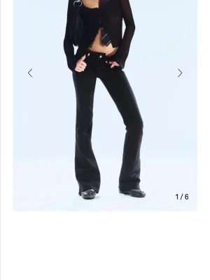 Weekday / Cheap monday Svarta bootcut jeans med låg midja - Säljer ett par svarta bootcut jeans med låg midja och klassisk femficksmodell. Jeansen har en snygg utsvängd passform och är perfekta för en trendig och avslappnad look. Materialet är stretchigt denim som sitter skönt hela dagen. Storlek 26/32. !!Slitna längst ner!! Dock inget man tänker på