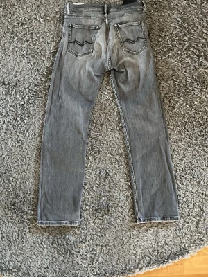 Grå jeans från REPLAY - Säljer ett par gråa jeans från Replay! Lite slitna (själv tycker jag de är snyggt) Moddellen heter THAD och sitter ganska tajt på mig pga att jag har växt ut dem men de satt perfekt på mig innan de ser man på sista bilden där jag har dom när jag var yngre.