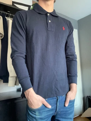 Ralph lauren pikétröja långärmad  - Säljer denna riktigt snygga Ralph Lauren pikétröjan som sitter otroligt bra. Endast använd fåtal gånger så skicket är mycket fint. Storleken är M men kan passa S också. Skriv vid fler frågor eller bilder!
