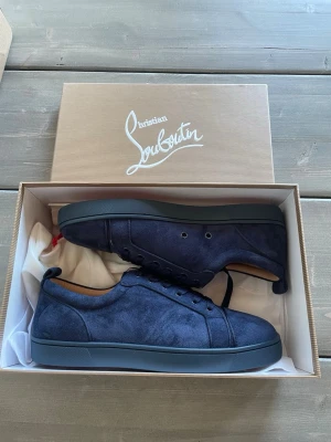 Loubs/ Louboutin skor - Ett par snygga Louboutins i storlek 42 som är riktigt stiliga. Skorna är i princip helt nya bara testade en gång. Säljer på grund av att de var för små. Hör av er ifall ni är intresserade så kan vi säkert lösa något!😁Vid snabb och enkel affär kan priset justeras LITE, kom ej med skambud!