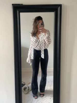 Vit prickig blus med knytband - Säljer en vit blus med svarta prickar storlek xs