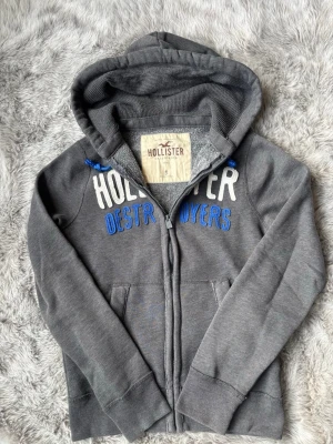 Hollister Hoodie - Säljer denna sällsynta och mycket eftertraktade Hollister hoodie | Storlek S | Mycket bra skick | Vid eventuella frågor hör gärna av dig och erbjuder bra pris vid köp av bundle 😁✅