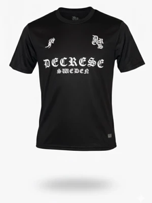 Decrese Sweden 🇸🇪 Inte för alla, men för dig S - Uppgradera din garderob med denna snygga svarta t-shirt från Decrese Sweden. Med sin exklusiva design får du känslan av en matchtröja fast med en kaxig streetwear-twist. ✅ Design: Unikt vitt tryck för en sportig och trendig look. ✅ Passform: Skönt, lätt material som passar lika bra på gymmet som till vardags. ✅ Style-tips: Matcha med en Decrese-mössa för en komplett outfit! Säkra din stil nu – perfekt för alla som vill sticka ut! 🚀 