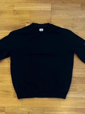 Svart C.P. Company Swearshirt - Sparsamt använd (fåtal gånger), extremt prisvärd då jag behöver pengar asap. Pris diskutabelt. True to size.