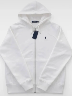 Polo Ralph Lauren zip  - Exklusiv vit hoodie med lyxig och tidlös känsla 💎 Mjukt premium-material som sitter bekvämt och ser elegant ut ✨ Ren design som lyfter varje outfit – perfekt för en clean look 🤍 Plagget är i toppskick och redo att användas 👌  🔹 Märke: Polo Ralph Lauren 🔹 Färg: Vit 🔹 Skick: Mycket fint 🔹 Passform: Klassisk  📦 Snabb leverans 💎✨