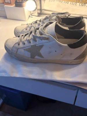 Golden Goose super star - Snygga vita sneakers från Golden Goose, använda 3 gånger, köpta i marbella kvitto finns😊 skriv för fler funderingar eller frågor pris går att diskutera köptes för ungefär 5000kr