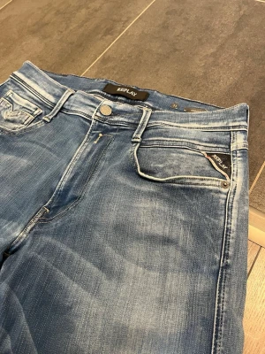 Replay Jeans Anbass Faded  - Tjena säljer dessa tvär snygga och riktigt feta replay jeansen i storleken W31 L32. Jeansen har en tvär snygg fade och design. Skriv gärna vid intresse!