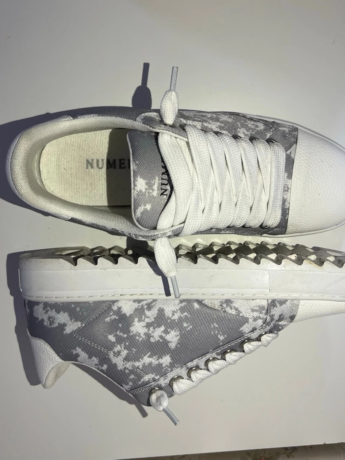 Gråvita sneakers från NUMERIS - 2