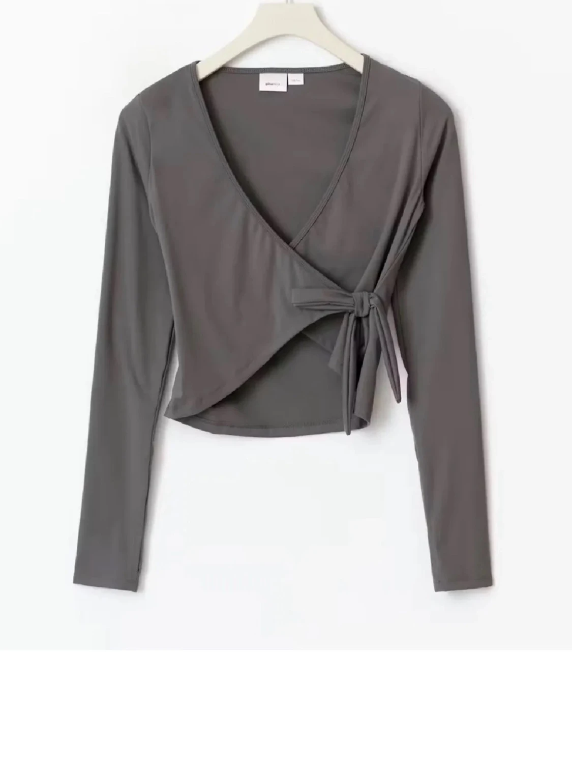 Grå omlottopp från Gina Tricot Young