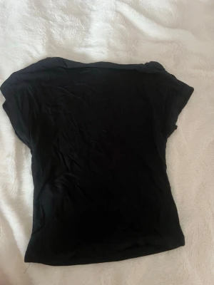 Topp öppen rygg - Svart tshirt med öppen rygg