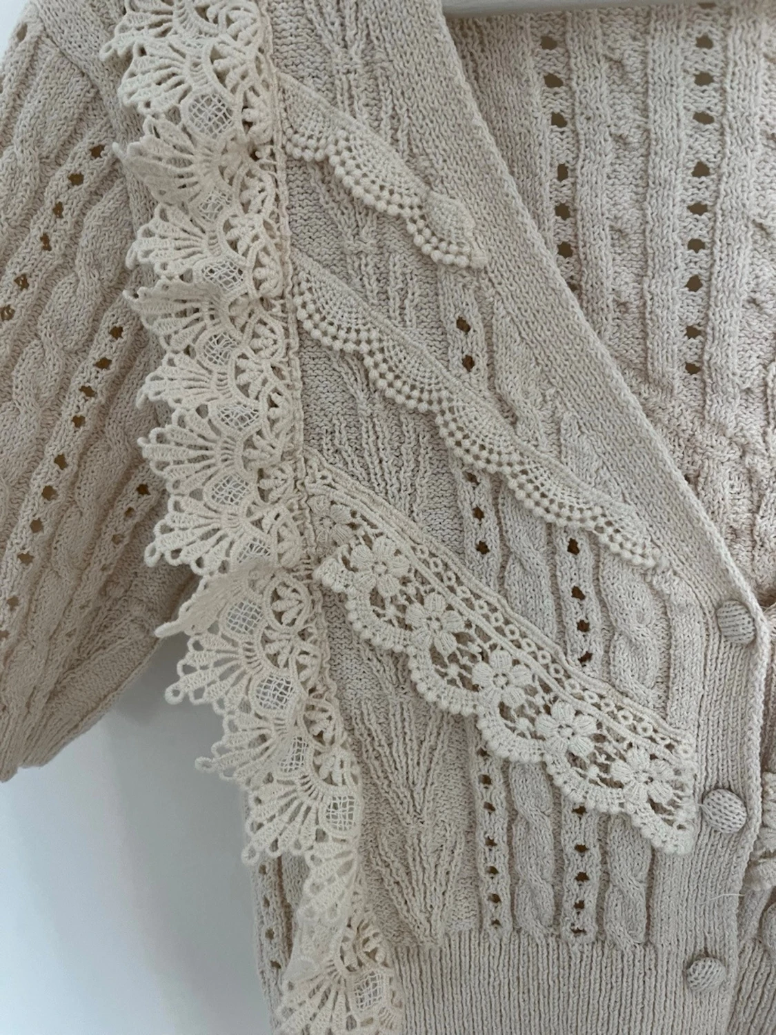 Beige blus med volangdetaljer - 4