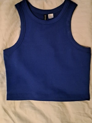 Blått linne H&M S - Croppad, mörkblå linnetopp från H&M Divided. Toppen är ribbad med breda axelband och rund halsringning. 💕