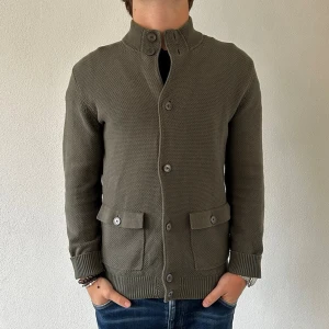 MASSIMO DUTTI CARDIGAN  - Tja. Säljer denna extremt snygga och trendiga cardigan från Massimo Dutti. Tröjan är i storlek  M och passar S-M. Den är i nyskick, använd fåtal gånger. Tveka inte på att ställa frågor! 🤩