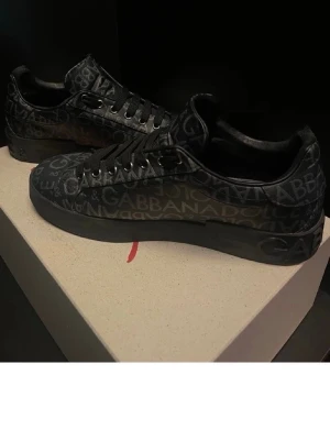 Dolce & Gabbana skor - hjälper min kille sälja sina skor som börjar bli för små tyvärr, såklart äkta! box med kvitto finns! skriv vid frågor!