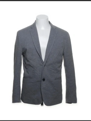 En fin Elegant Kavaj H&M Slim fit - En jätte fin kavaj från H&M som inte passade mig i storlek, väldigt bra skick😊 vid frågor är det bara att ni hör av er, pris kan diskuteras 🤗