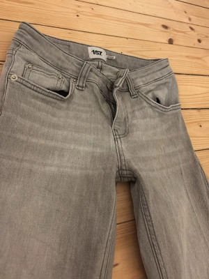 Grå jeans från 157 bootcut  - Snygga grå jeans från 157. Det står storlek xxs men fööör långa på längden. Jag är 157 och dom var gigantiska i längden. Har knappt använts