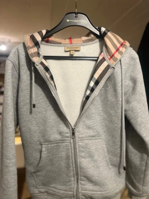 Burberry zip hoodie - Burberry zip hoodie i storlek S. Väldigt fint skick